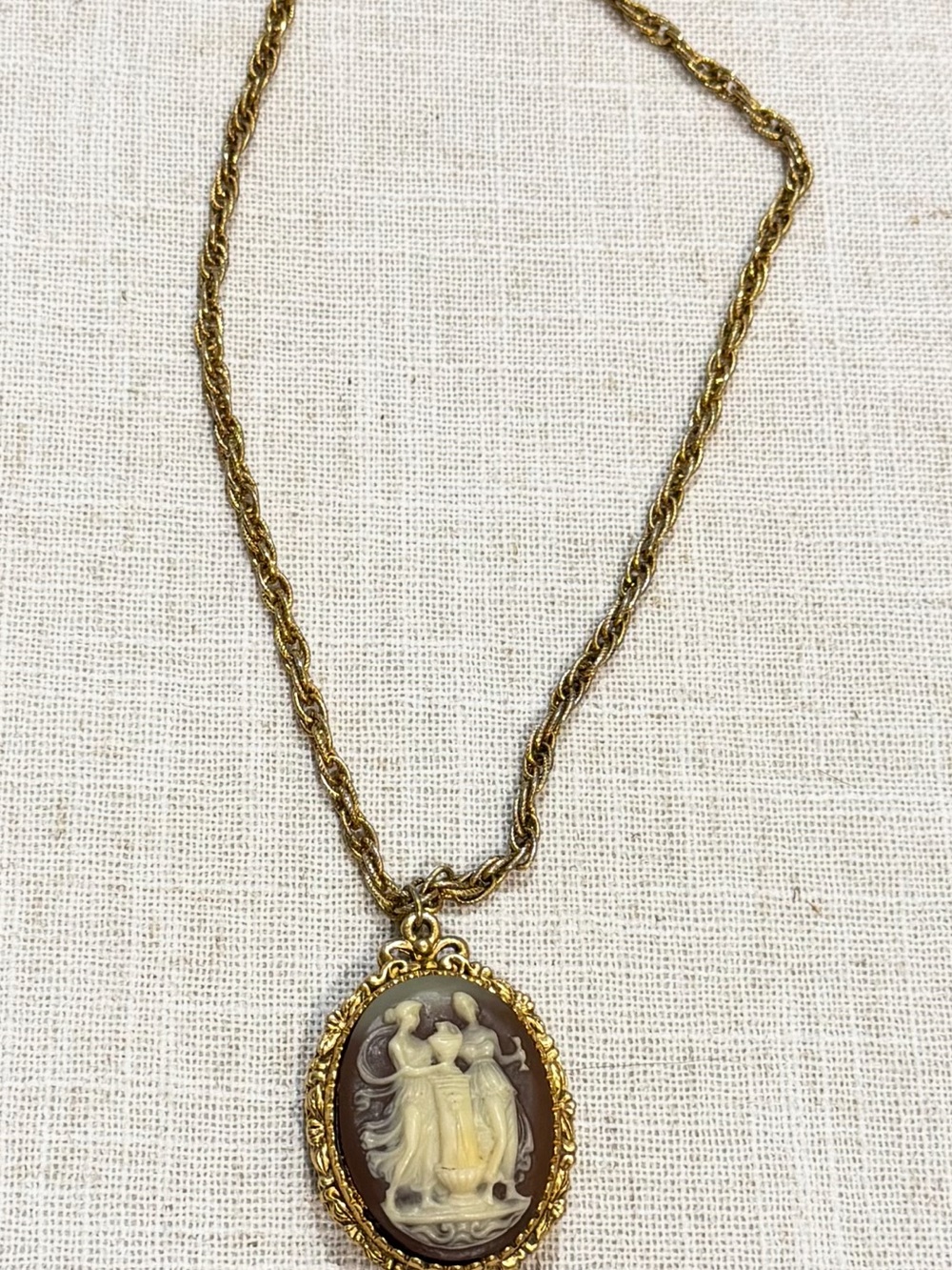 Vintage-Inspired Gold Cameo Pendant Necklace - Brown & Ivory